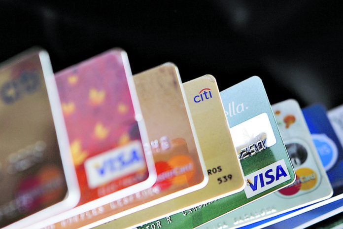 Tarjetas Bancarias y de Tiendas de Retail.