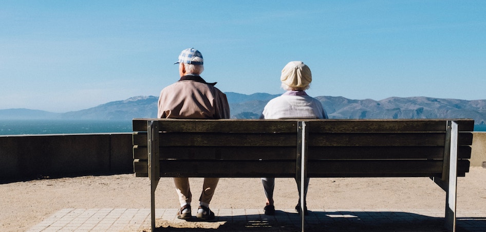 Dos señores mayores sentados en un banco. El envejecimiento de la población