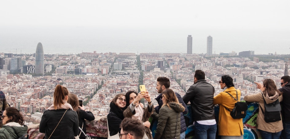 Turists en los búnkers del Carmel de Barcelona. ¿Seguirá desacelerando el turismo?