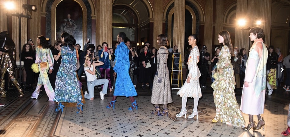 Desfile en la semana de la moda de Londres De París a Nueva York y de Nigeria a Bogotá: la moda desfila por el mundo París como sinónimo del lujo, Londres de la vanguardia, Nueva York imagen de la moda urbana y Milán reflejo del chic italiano. Las cuatro grandes pasarelas son las más consolidadas después de muchos años de recorrido, pero en los últimos años ciudades como Copenhague, Bogotá o Síd-ney han puesto en marcha eventos que prometen convertirse en el impulsor de las nuevas pro-mesas del diseño en el mundo. Las pasarelas empezaron al inicio del siglo XX como un ejercicio formal, con el objetivo de mos-trar a los clientes selectos de una marca las últimas novedades para que, posteriormente, ellos hicieran un pedido de los modelos deseados. A partir de los cincuenta, las pasarelas comenzaron a convertirse en una estrategia de márketing, y en los noventa tuvieron su boom y se convirtie-ron en mainstream con la llegada de las supermodelos. En la actualidad, las pasarelas viven un momento de transición y una crisis de identidad. Según Pedro Mansilla, experto en el sector, “el modelo está agotado”. “Las pasarelas son muy caras (la organización de un desfile puede costar entre 50.000 euros y cinco millones de euros) y con las redes sociales ha perdido el eje”, explica el experto. Según Mansilla, los desfiles sólo tienen sen-tido para aquellas marcas que ya están consolidadas, como Chanel, o para las emergentes que quieren conseguir atención mediática. Con todo, los pesos pesados del sector continúan subiéndose a las pasarelas para presentar sus colecciones de cada temporada. Desde París a Nueva York y de Nigeria a Bogotá, cada pasarela tiene sus rasgos identificativos que también definen a las marcas que desfilan en ellas. ¿Cuáles son hoy los valores más consolidados y los nombres emergentes del atlas global de los desfiles de moda? FOTO París, el guardián del lujo La semana de la moda de París continúa teniendo su papel predominante y de referencia. Es la más importante, la que marca el calendario internacional y la que genera un mayor impacto eco-nómico, de alrededor 1.200 millones de euros anuales, según la organización Fédèration de la Haute Couture et de la Mode, impulsora del evento. Por la pasarela de la capital francesa desfilan las marcas de mayor renombre, como Chanel, Dior, Givenchy, Valentino o Maison Margiela. Para formar parte del calendario oficial de la semana de la moda de París, que tiene lugar dos veces al año, es necesario el cumplimiento de una serie de rigurosas normas. Cada empresa que quiera desfilar debe organizar showrooms privados en París, poseer un taller con al menos quince trabajadores y presentar una colección compuesta por al menos 35 outfits. Sin embargo, la Fédèration de la Haute Couture et de la Mode invita en cada edición a nuevas compañías a participar en la semana de la moda de París, aunque no cumplen con todos los re-quisitos. En los últimos años se han subido a la pasarela de la capital francesa compañías españo-las como Oteyza, Yolancris o Palomo Spain. Foto Londres, sinónimo de vanguardia Organizada por el British Fashion Council, la semana de la moda de Londres es otra de las más importantes del calendario internacional. Su rasgo definitorio es el de la vanguardia ya que es el evento que más novedades acoge de todos los que se celebran en el mundo. Nombres como Burberry, Christopher Kane, JW Anderson, Mulberry, Tommy Hilfiguer, Victoria Beckham o Viviene Westwood son algunos de los más reconocidos entre los 150 que desfilan durante la jornada y que generan un impacto de 269 millones de euros, según la organización. “Está empezando a coger más peso”, explica Pepa Bueno, directora ejecutiva de la Asociación de Creadores de Moda de España. Recientemente, la pasarela ha dado un paso más allá en inno-vación anunciando la creación de un programa de eventos paralelos a los desfiles con el objetivo de abrir la pasarela al público final. Foto Milán, abanderada del ‘made in Italy’ El lujo italiano como símbolo de diferenciación. La Canera Bazionale della Moda Italiana ha conse-guido hacer de la semana de la moda de Milán un referente y le ha encontrado un hueco propio en el calendario internacional. El evento genera un impacto económico de casi doscientos millo-nes de euros en cada edición, según la organización. Con Gucci, Versace, Dolce&Gabbana, Salvatore Ferragamo, Giorgio Armani, Prada o Dsquared2 al frente, la semana de la moda de Milán se ha convertido en símbolo del lujo italiano, más opu-lento que el francés. En los últimos años, con el boom de diseñadores que conquistan a las masas como Alessandro Michele o Jeremy Scott, la semana de la moda de Milán ha conseguido mantener su liderazgo como una de las más importantes del calendario internacional con la participación de más de 250 empresas. Foto Nueva York, imagen de la moda urbana “Menos fantasía y creatividad y más conexión con el prêt-á-porter”, según Bueno, estos son los rasgos identitarios de la semana de la moda de Nueva York, impulsada por el Council of Fashion Designers of America (Cfda). Según la organización, el impacto económico de este evento se estima en 887 millones de dólares. Sin embargo, aunque la pasarela de la Gran Manzana es sinónimo de modernidad y todo lo que tiene que ver con lo cool, en los últimos años ha perdido peso. “Se encuentra en un momento difícil”, señala Bueno. Actualmente, el evento está centrado en reactivar el atractivo que en su día instauraron Calvin Klein, Marc Jacobs o Rodarte. Pesos pesados como Tommy Hilfiguer, Thom Browne, Proenza Schouler o Rodarte se han bajado en los últimos años de la pasarela de Nueva York. El último en exiliarse ha sido Tom Ford (presi-dente de la Cfda) que ha decidido desfilar en Los Ángeles, pasarela que cada vez gana más peso y se aprovecha de la convocatoria de las celebrities a la gala de los Oscars para atraer al público de élite. Más allá de las big four de las pasarelas internacionales, en los últimos años han ganado peso eventos emergentes que combinan nuevos formatos y apuestan por tendencias como la soste-nibilidad o abrir sus puertas al consumidor final, además de ser el escaparate de los diseñadores del futuro. FOTO Copenhague, el auge de lo ‘eco’ “Es interesante cómo ha conseguido aunar toda la moda escandinava”, señala Pepa Bueno sobre la semana de la moda de Copenhague. La capital de Dinamarca ha consolidado el evento como una apuesta más vanguardista centrada en la sostenibilidad. De hecho, según la experta, al contrario que otros eventos, los desfiles de la semana de la mo-da de Copenhague sirven de acompañamiento a la jornada principal, que es el Copenhagen Fashion Summit, un evento que reúne a los principales operadores y voces del sector para deba-tir sobre el papel de la industria de la moda ante el cambio climático. Ganni, By Malene Birger y Baum und Pferdgarten son algunas de las compañías que participan durante el evento, que está impulsado por el Ministerio de Industria Negocios y Asuntos Finan-cieros de Dinamarca. FOTO Nigeria, la cuna del diseño emergente La semana de la moda de Lagos, puesta en marcha en 2011 por Omoyemi Akerele, es uno de los eventos que más se ha consolidado en el panorama internacional de pasarelas y el máximo ex-ponente de la moda africana. El objetivo de la semana de la moda de Lagos, además de la presentación de las colecciones de los diseñadores más importantes de la región, es dar impulso y fortalecer la industria africana de la moda. Más allá de los desfiles, el evento también cuenta con dos plataformas para fortalecer la indus-tria: Fashion Business Series y Fashion Focus, que ofrece clases magistrales y brinda apoyo a las marcas emergentes del sector en la región. FOTO Tbilisi, centro de la moda caucásica La capital de Georgia también se ha convertido en una de las principales pasarelas de moda emergente. Impulsada por Mercedes Benz en 2009, la pasarela ganó notoriedad al ser el hogar de Demna Gvsalia, fundador de Vetements y actual director creativo de Balenciaga. Durante la jornada, que se celebra dos veces al año, participan más de setenta diseñadores de la región. El ‘momentum’ de Bogotá “Creo que Colombia se está convirtiendo en un punto focal en la región gracias al reconocimiento universal, ahora los compradores internacionales quieren venir a las pasarelas del país a ver que está pasando en la industria”, señala Diana Hochman, del equipo de Bogotá Fashion Week. Con la Cámara de Comercio de Bogotá al frente, la semana de la moda de la capital colombiana también cuenta con talleres educativos y un programa de acompañamiento para los diseñado-res emergentes de la región. En la pasarela desfilan alrededor de 135 marcas. FOTO Shanghái y Sídney, las joyas del Pacífico Asia también alberga a varias pasarelas internacionales que han ganado peso en los últimos años. Es el caso de la semana de la moda de Shanghái, Mode Shanghai Apparel Exhibition, impulsada desde 2013 por el Ministerio de Comercio de China. La jornada, además, se celebra de la mano de varias ferias internacionales y tiene como objeti-vo promover la mejora de la cadena de valor de la industria de la moda, a la vez que satisface las necesidades individuales del mercado minorista de moda nacional. En el evento participan dise-ñadores como Zhang N, Moti Bai, CJ Yao, Momo Wang o Nicole Zhang. Nacida en 1996 de la mano del ex reportero Simon Lock, la semana de la moda de Sídney se ha convertido en una de las más importantes del Pacífico, donde desfilan compañías como Lisa Ho, Alex Perry, Zimmermann, Toni Maticevski, Collette Dinnigan, Leona Edmiston , J'Aton Couture, Ericaamerica, Easton Pearson y Gwendolynne. Impulsada por el gigante International Management Group (IMG) y patrocinada por Mercedes Benz, el evento da especio a los diseñadores emergentes de la región. En su última edición, la pasarela decidió seguir los pasos de la semana de la moda de Londres y abrió sus puertas al públi-co final. En concreto, durante los cinco días de la jornada, la semana de la moda de Sídney reservó el 25% de los asientos a consumidores. Además, la entrada, cuyo precio ascendía a 119 dólares, también daba acceso al público final a seminarios y otros eventos especiales durante la jornada. FOTO Madrid, en busca de un discurso “Madrid necesita un discurso propio para ser reconocida”, explica Pepa Bueno. La Mercedes Benz Fashion Week Madrid, impulsada por Ifema, es uno de los eventos más reconocidos del sector de la moda en España. Actualmente, el evento se encuentra en la búsqueda de su propio espacio en el calendario, ya que, según Nuria de Miguel, al frente del evento “la pasarela de Madrid tiene vocación interna-cional”. En su última convocatoria participaron 37 diseñadores españoles como Ana Locking, Devo-ta&Lomba, The 2nd Skin Co, Agatha Ruiz de la Prada, Pedro del Hierro, Custo Barcelona, Angel Schelesser, Brain&Beast, Devota&Lomba, Andres Sardá o Juan Vidal, entre otros. La próxima edición de la pasarela tendrá lugar entre el 2 y el 7 de septiembre. Participar en la Mercedes Benz Fashion Week Madrid supone un coste de entre 6.000 y 15.000 euros para las compañías del sector, dependiendo si organizan sus desfiles en el recinto de Ifema o en otras ubicaciones como el Palacio de Cristal. El impacto económico de la jornada es de alre-dedor de veinte millones de euros, según la dirección de la pasarela