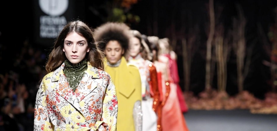 Desfile de la Mercedes Benz Fashion Week Madrid De París a Nueva York y de Nigeria a Bogotá: la moda desfila por el mundo París como sinónimo del lujo, Londres de la vanguardia, Nueva York imagen de la moda urbana y Milán reflejo del chic italiano. Las cuatro grandes pasarelas son las más consolidadas después de muchos años de recorrido, pero en los últimos años ciudades como Copenhague, Bogotá o Síd-ney han puesto en marcha eventos que prometen convertirse en el impulsor de las nuevas pro-mesas del diseño en el mundo. Las pasarelas empezaron al inicio del siglo XX como un ejercicio formal, con el objetivo de mos-trar a los clientes selectos de una marca las últimas novedades para que, posteriormente, ellos hicieran un pedido de los modelos deseados. A partir de los cincuenta, las pasarelas comenzaron a convertirse en una estrategia de márketing, y en los noventa tuvieron su boom y se convirtie-ron en mainstream con la llegada de las supermodelos. En la actualidad, las pasarelas viven un momento de transición y una crisis de identidad. Según Pedro Mansilla, experto en el sector, “el modelo está agotado”. “Las pasarelas son muy caras (la organización de un desfile puede costar entre 50.000 euros y cinco millones de euros) y con las redes sociales ha perdido el eje”, explica el experto. Según Mansilla, los desfiles sólo tienen sen-tido para aquellas marcas que ya están consolidadas, como Chanel, o para las emergentes que quieren conseguir atención mediática. Con todo, los pesos pesados del sector continúan subiéndose a las pasarelas para presentar sus colecciones de cada temporada. Desde París a Nueva York y de Nigeria a Bogotá, cada pasarela tiene sus rasgos identificativos que también definen a las marcas que desfilan en ellas. ¿Cuáles son hoy los valores más consolidados y los nombres emergentes del atlas global de los desfiles de moda? FOTO París, el guardián del lujo La semana de la moda de París continúa teniendo su papel predominante y de referencia. Es la más importante, la que marca el calendario internacional y la que genera un mayor impacto eco-nómico, de alrededor 1.200 millones de euros anuales, según la organización Fédèration de la Haute Couture et de la Mode, impulsora del evento. Por la pasarela de la capital francesa desfilan las marcas de mayor renombre, como Chanel, Dior, Givenchy, Valentino o Maison Margiela. Para formar parte del calendario oficial de la semana de la moda de París, que tiene lugar dos veces al año, es necesario el cumplimiento de una serie de rigurosas normas. Cada empresa que quiera desfilar debe organizar showrooms privados en París, poseer un taller con al menos quince trabajadores y presentar una colección compuesta por al menos 35 outfits. Sin embargo, la Fédèration de la Haute Couture et de la Mode invita en cada edición a nuevas compañías a participar en la semana de la moda de París, aunque no cumplen con todos los re-quisitos. En los últimos años se han subido a la pasarela de la capital francesa compañías españo-las como Oteyza, Yolancris o Palomo Spain. Foto Londres, sinónimo de vanguardia Organizada por el British Fashion Council, la semana de la moda de Londres es otra de las más importantes del calendario internacional. Su rasgo definitorio es el de la vanguardia ya que es el evento que más novedades acoge de todos los que se celebran en el mundo. Nombres como Burberry, Christopher Kane, JW Anderson, Mulberry, Tommy Hilfiguer, Victoria Beckham o Viviene Westwood son algunos de los más reconocidos entre los 150 que desfilan durante la jornada y que generan un impacto de 269 millones de euros, según la organización. “Está empezando a coger más peso”, explica Pepa Bueno, directora ejecutiva de la Asociación de Creadores de Moda de España. Recientemente, la pasarela ha dado un paso más allá en inno-vación anunciando la creación de un programa de eventos paralelos a los desfiles con el objetivo de abrir la pasarela al público final. Foto Milán, abanderada del ‘made in Italy’ El lujo italiano como símbolo de diferenciación. La Canera Bazionale della Moda Italiana ha conse-guido hacer de la semana de la moda de Milán un referente y le ha encontrado un hueco propio en el calendario internacional. El evento genera un impacto económico de casi doscientos millo-nes de euros en cada edición, según la organización. Con Gucci, Versace, Dolce&Gabbana, Salvatore Ferragamo, Giorgio Armani, Prada o Dsquared2 al frente, la semana de la moda de Milán se ha convertido en símbolo del lujo italiano, más opu-lento que el francés. En los últimos años, con el boom de diseñadores que conquistan a las masas como Alessandro Michele o Jeremy Scott, la semana de la moda de Milán ha conseguido mantener su liderazgo como una de las más importantes del calendario internacional con la participación de más de 250 empresas. Foto Nueva York, imagen de la moda urbana “Menos fantasía y creatividad y más conexión con el prêt-á-porter”, según Bueno, estos son los rasgos identitarios de la semana de la moda de Nueva York, impulsada por el Council of Fashion Designers of America (Cfda). Según la organización, el impacto económico de este evento se estima en 887 millones de dólares. Sin embargo, aunque la pasarela de la Gran Manzana es sinónimo de modernidad y todo lo que tiene que ver con lo cool, en los últimos años ha perdido peso. “Se encuentra en un momento difícil”, señala Bueno. Actualmente, el evento está centrado en reactivar el atractivo que en su día instauraron Calvin Klein, Marc Jacobs o Rodarte. Pesos pesados como Tommy Hilfiguer, Thom Browne, Proenza Schouler o Rodarte se han bajado en los últimos años de la pasarela de Nueva York. El último en exiliarse ha sido Tom Ford (presi-dente de la Cfda) que ha decidido desfilar en Los Ángeles, pasarela que cada vez gana más peso y se aprovecha de la convocatoria de las celebrities a la gala de los Oscars para atraer al público de élite. Más allá de las big four de las pasarelas internacionales, en los últimos años han ganado peso eventos emergentes que combinan nuevos formatos y apuestan por tendencias como la soste-nibilidad o abrir sus puertas al consumidor final, además de ser el escaparate de los diseñadores del futuro. FOTO Copenhague, el auge de lo ‘eco’ “Es interesante cómo ha conseguido aunar toda la moda escandinava”, señala Pepa Bueno sobre la semana de la moda de Copenhague. La capital de Dinamarca ha consolidado el evento como una apuesta más vanguardista centrada en la sostenibilidad. De hecho, según la experta, al contrario que otros eventos, los desfiles de la semana de la mo-da de Copenhague sirven de acompañamiento a la jornada principal, que es el Copenhagen Fashion Summit, un evento que reúne a los principales operadores y voces del sector para deba-tir sobre el papel de la industria de la moda ante el cambio climático. Ganni, By Malene Birger y Baum und Pferdgarten son algunas de las compañías que participan durante el evento, que está impulsado por el Ministerio de Industria Negocios y Asuntos Finan-cieros de Dinamarca. FOTO Nigeria, la cuna del diseño emergente La semana de la moda de Lagos, puesta en marcha en 2011 por Omoyemi Akerele, es uno de los eventos que más se ha consolidado en el panorama internacional de pasarelas y el máximo ex-ponente de la moda africana. El objetivo de la semana de la moda de Lagos, además de la presentación de las colecciones de los diseñadores más importantes de la región, es dar impulso y fortalecer la industria africana de la moda. Más allá de los desfiles, el evento también cuenta con dos plataformas para fortalecer la indus-tria: Fashion Business Series y Fashion Focus, que ofrece clases magistrales y brinda apoyo a las marcas emergentes del sector en la región. FOTO Tbilisi, centro de la moda caucásica La capital de Georgia también se ha convertido en una de las principales pasarelas de moda emergente. Impulsada por Mercedes Benz en 2009, la pasarela ganó notoriedad al ser el hogar de Demna Gvsalia, fundador de Vetements y actual director creativo de Balenciaga. Durante la jornada, que se celebra dos veces al año, participan más de setenta diseñadores de la región. El ‘momentum’ de Bogotá “Creo que Colombia se está convirtiendo en un punto focal en la región gracias al reconocimiento universal, ahora los compradores internacionales quieren venir a las pasarelas del país a ver que está pasando en la industria”, señala Diana Hochman, del equipo de Bogotá Fashion Week. Con la Cámara de Comercio de Bogotá al frente, la semana de la moda de la capital colombiana también cuenta con talleres educativos y un programa de acompañamiento para los diseñado-res emergentes de la región. En la pasarela desfilan alrededor de 135 marcas. FOTO Shanghái y Sídney, las joyas del Pacífico Asia también alberga a varias pasarelas internacionales que han ganado peso en los últimos años. Es el caso de la semana de la moda de Shanghái, Mode Shanghai Apparel Exhibition, impulsada desde 2013 por el Ministerio de Comercio de China. La jornada, además, se celebra de la mano de varias ferias internacionales y tiene como objeti-vo promover la mejora de la cadena de valor de la industria de la moda, a la vez que satisface las necesidades individuales del mercado minorista de moda nacional. En el evento participan dise-ñadores como Zhang N, Moti Bai, CJ Yao, Momo Wang o Nicole Zhang. Nacida en 1996 de la mano del ex reportero Simon Lock, la semana de la moda de Sídney se ha convertido en una de las más importantes del Pacífico, donde desfilan compañías como Lisa Ho, Alex Perry, Zimmermann, Toni Maticevski, Collette Dinnigan, Leona Edmiston , J'Aton Couture, Ericaamerica, Easton Pearson y Gwendolynne. Impulsada por el gigante International Management Group (IMG) y patrocinada por Mercedes Benz, el evento da especio a los diseñadores emergentes de la región. En su última edición, la pasarela decidió seguir los pasos de la semana de la moda de Londres y abrió sus puertas al públi-co final. En concreto, durante los cinco días de la jornada, la semana de la moda de Sídney reservó el 25% de los asientos a consumidores. Además, la entrada, cuyo precio ascendía a 119 dólares, también daba acceso al público final a seminarios y otros eventos especiales durante la jornada. FOTO Madrid, en busca de un discurso “Madrid necesita un discurso propio para ser reconocida”, explica Pepa Bueno. La Mercedes Benz Fashion Week Madrid, impulsada por Ifema, es uno de los eventos más reconocidos del sector de la moda en España. Actualmente, el evento se encuentra en la búsqueda de su propio espacio en el calendario, ya que, según Nuria de Miguel, al frente del evento “la pasarela de Madrid tiene vocación interna-cional”. En su última convocatoria participaron 37 diseñadores españoles como Ana Locking, Devo-ta&Lomba, The 2nd Skin Co, Agatha Ruiz de la Prada, Pedro del Hierro, Custo Barcelona, Angel Schelesser, Brain&Beast, Devota&Lomba, Andres Sardá o Juan Vidal, entre otros. La próxima edición de la pasarela tendrá lugar entre el 2 y el 7 de septiembre. Participar en la Mercedes Benz Fashion Week Madrid supone un coste de entre 6.000 y 15.000 euros para las compañías del sector, dependiendo si organizan sus desfiles en el recinto de Ifema o en otras ubicaciones como el Palacio de Cristal. El impacto económico de la jornada es de alre-dedor de veinte millones de euros, según la dirección de la pasarela