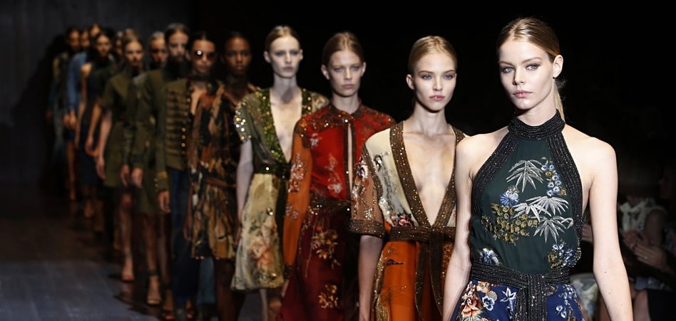 Desfile de la semana de la moda de Milán De París a Nueva York y de Nigeria a Bogotá: la moda desfila por el mundo París como sinónimo del lujo, Londres de la vanguardia, Nueva York imagen de la moda urbana y Milán reflejo del chic italiano. Las cuatro grandes pasarelas son las más consolidadas después de muchos años de recorrido, pero en los últimos años ciudades como Copenhague, Bogotá o Síd-ney han puesto en marcha eventos que prometen convertirse en el impulsor de las nuevas pro-mesas del diseño en el mundo. Las pasarelas empezaron al inicio del siglo XX como un ejercicio formal, con el objetivo de mos-trar a los clientes selectos de una marca las últimas novedades para que, posteriormente, ellos hicieran un pedido de los modelos deseados. A partir de los cincuenta, las pasarelas comenzaron a convertirse en una estrategia de márketing, y en los noventa tuvieron su boom y se convirtie-ron en mainstream con la llegada de las supermodelos. En la actualidad, las pasarelas viven un momento de transición y una crisis de identidad. Según Pedro Mansilla, experto en el sector, “el modelo está agotado”. “Las pasarelas son muy caras (la organización de un desfile puede costar entre 50.000 euros y cinco millones de euros) y con las redes sociales ha perdido el eje”, explica el experto. Según Mansilla, los desfiles sólo tienen sen-tido para aquellas marcas que ya están consolidadas, como Chanel, o para las emergentes que quieren conseguir atención mediática. Con todo, los pesos pesados del sector continúan subiéndose a las pasarelas para presentar sus colecciones de cada temporada. Desde París a Nueva York y de Nigeria a Bogotá, cada pasarela tiene sus rasgos identificativos que también definen a las marcas que desfilan en ellas. ¿Cuáles son hoy los valores más consolidados y los nombres emergentes del atlas global de los desfiles de moda? FOTO París, el guardián del lujo La semana de la moda de París continúa teniendo su papel predominante y de referencia. Es la más importante, la que marca el calendario internacional y la que genera un mayor impacto eco-nómico, de alrededor 1.200 millones de euros anuales, según la organización Fédèration de la Haute Couture et de la Mode, impulsora del evento. Por la pasarela de la capital francesa desfilan las marcas de mayor renombre, como Chanel, Dior, Givenchy, Valentino o Maison Margiela. Para formar parte del calendario oficial de la semana de la moda de París, que tiene lugar dos veces al año, es necesario el cumplimiento de una serie de rigurosas normas. Cada empresa que quiera desfilar debe organizar showrooms privados en París, poseer un taller con al menos quince trabajadores y presentar una colección compuesta por al menos 35 outfits. Sin embargo, la Fédèration de la Haute Couture et de la Mode invita en cada edición a nuevas compañías a participar en la semana de la moda de París, aunque no cumplen con todos los re-quisitos. En los últimos años se han subido a la pasarela de la capital francesa compañías españo-las como Oteyza, Yolancris o Palomo Spain. Foto Londres, sinónimo de vanguardia Organizada por el British Fashion Council, la semana de la moda de Londres es otra de las más importantes del calendario internacional. Su rasgo definitorio es el de la vanguardia ya que es el evento que más novedades acoge de todos los que se celebran en el mundo. Nombres como Burberry, Christopher Kane, JW Anderson, Mulberry, Tommy Hilfiguer, Victoria Beckham o Viviene Westwood son algunos de los más reconocidos entre los 150 que desfilan durante la jornada y que generan un impacto de 269 millones de euros, según la organización. “Está empezando a coger más peso”, explica Pepa Bueno, directora ejecutiva de la Asociación de Creadores de Moda de España. Recientemente, la pasarela ha dado un paso más allá en inno-vación anunciando la creación de un programa de eventos paralelos a los desfiles con el objetivo de abrir la pasarela al público final. Foto Milán, abanderada del ‘made in Italy’ El lujo italiano como símbolo de diferenciación. La Canera Bazionale della Moda Italiana ha conse-guido hacer de la semana de la moda de Milán un referente y le ha encontrado un hueco propio en el calendario internacional. El evento genera un impacto económico de casi doscientos millo-nes de euros en cada edición, según la organización. Con Gucci, Versace, Dolce&Gabbana, Salvatore Ferragamo, Giorgio Armani, Prada o Dsquared2 al frente, la semana de la moda de Milán se ha convertido en símbolo del lujo italiano, más opu-lento que el francés. En los últimos años, con el boom de diseñadores que conquistan a las masas como Alessandro Michele o Jeremy Scott, la semana de la moda de Milán ha conseguido mantener su liderazgo como una de las más importantes del calendario internacional con la participación de más de 250 empresas. Foto Nueva York, imagen de la moda urbana “Menos fantasía y creatividad y más conexión con el prêt-á-porter”, según Bueno, estos son los rasgos identitarios de la semana de la moda de Nueva York, impulsada por el Council of Fashion Designers of America (Cfda). Según la organización, el impacto económico de este evento se estima en 887 millones de dólares. Sin embargo, aunque la pasarela de la Gran Manzana es sinónimo de modernidad y todo lo que tiene que ver con lo cool, en los últimos años ha perdido peso. “Se encuentra en un momento difícil”, señala Bueno. Actualmente, el evento está centrado en reactivar el atractivo que en su día instauraron Calvin Klein, Marc Jacobs o Rodarte. Pesos pesados como Tommy Hilfiguer, Thom Browne, Proenza Schouler o Rodarte se han bajado en los últimos años de la pasarela de Nueva York. El último en exiliarse ha sido Tom Ford (presi-dente de la Cfda) que ha decidido desfilar en Los Ángeles, pasarela que cada vez gana más peso y se aprovecha de la convocatoria de las celebrities a la gala de los Oscars para atraer al público de élite. Más allá de las big four de las pasarelas internacionales, en los últimos años han ganado peso eventos emergentes que combinan nuevos formatos y apuestan por tendencias como la soste-nibilidad o abrir sus puertas al consumidor final, además de ser el escaparate de los diseñadores del futuro. FOTO Copenhague, el auge de lo ‘eco’ “Es interesante cómo ha conseguido aunar toda la moda escandinava”, señala Pepa Bueno sobre la semana de la moda de Copenhague. La capital de Dinamarca ha consolidado el evento como una apuesta más vanguardista centrada en la sostenibilidad. De hecho, según la experta, al contrario que otros eventos, los desfiles de la semana de la mo-da de Copenhague sirven de acompañamiento a la jornada principal, que es el Copenhagen Fashion Summit, un evento que reúne a los principales operadores y voces del sector para deba-tir sobre el papel de la industria de la moda ante el cambio climático. Ganni, By Malene Birger y Baum und Pferdgarten son algunas de las compañías que participan durante el evento, que está impulsado por el Ministerio de Industria Negocios y Asuntos Finan-cieros de Dinamarca. FOTO Nigeria, la cuna del diseño emergente La semana de la moda de Lagos, puesta en marcha en 2011 por Omoyemi Akerele, es uno de los eventos que más se ha consolidado en el panorama internacional de pasarelas y el máximo ex-ponente de la moda africana. El objetivo de la semana de la moda de Lagos, además de la presentación de las colecciones de los diseñadores más importantes de la región, es dar impulso y fortalecer la industria africana de la moda. Más allá de los desfiles, el evento también cuenta con dos plataformas para fortalecer la indus-tria: Fashion Business Series y Fashion Focus, que ofrece clases magistrales y brinda apoyo a las marcas emergentes del sector en la región. FOTO Tbilisi, centro de la moda caucásica La capital de Georgia también se ha convertido en una de las principales pasarelas de moda emergente. Impulsada por Mercedes Benz en 2009, la pasarela ganó notoriedad al ser el hogar de Demna Gvsalia, fundador de Vetements y actual director creativo de Balenciaga. Durante la jornada, que se celebra dos veces al año, participan más de setenta diseñadores de la región. El ‘momentum’ de Bogotá “Creo que Colombia se está convirtiendo en un punto focal en la región gracias al reconocimiento universal, ahora los compradores internacionales quieren venir a las pasarelas del país a ver que está pasando en la industria”, señala Diana Hochman, del equipo de Bogotá Fashion Week. Con la Cámara de Comercio de Bogotá al frente, la semana de la moda de la capital colombiana también cuenta con talleres educativos y un programa de acompañamiento para los diseñado-res emergentes de la región. En la pasarela desfilan alrededor de 135 marcas. FOTO Shanghái y Sídney, las joyas del Pacífico Asia también alberga a varias pasarelas internacionales que han ganado peso en los últimos años. Es el caso de la semana de la moda de Shanghái, Mode Shanghai Apparel Exhibition, impulsada desde 2013 por el Ministerio de Comercio de China. La jornada, además, se celebra de la mano de varias ferias internacionales y tiene como objeti-vo promover la mejora de la cadena de valor de la industria de la moda, a la vez que satisface las necesidades individuales del mercado minorista de moda nacional. En el evento participan dise-ñadores como Zhang N, Moti Bai, CJ Yao, Momo Wang o Nicole Zhang. Nacida en 1996 de la mano del ex reportero Simon Lock, la semana de la moda de Sídney se ha convertido en una de las más importantes del Pacífico, donde desfilan compañías como Lisa Ho, Alex Perry, Zimmermann, Toni Maticevski, Collette Dinnigan, Leona Edmiston , J'Aton Couture, Ericaamerica, Easton Pearson y Gwendolynne. Impulsada por el gigante International Management Group (IMG) y patrocinada por Mercedes Benz, el evento da especio a los diseñadores emergentes de la región. En su última edición, la pasarela decidió seguir los pasos de la semana de la moda de Londres y abrió sus puertas al públi-co final. En concreto, durante los cinco días de la jornada, la semana de la moda de Sídney reservó el 25% de los asientos a consumidores. Además, la entrada, cuyo precio ascendía a 119 dólares, también daba acceso al público final a seminarios y otros eventos especiales durante la jornada. FOTO Madrid, en busca de un discurso “Madrid necesita un discurso propio para ser reconocida”, explica Pepa Bueno. La Mercedes Benz Fashion Week Madrid, impulsada por Ifema, es uno de los eventos más reconocidos del sector de la moda en España. Actualmente, el evento se encuentra en la búsqueda de su propio espacio en el calendario, ya que, según Nuria de Miguel, al frente del evento “la pasarela de Madrid tiene vocación interna-cional”. En su última convocatoria participaron 37 diseñadores españoles como Ana Locking, Devo-ta&Lomba, The 2nd Skin Co, Agatha Ruiz de la Prada, Pedro del Hierro, Custo Barcelona, Angel Schelesser, Brain&Beast, Devota&Lomba, Andres Sardá o Juan Vidal, entre otros. La próxima edición de la pasarela tendrá lugar entre el 2 y el 7 de septiembre. Participar en la Mercedes Benz Fashion Week Madrid supone un coste de entre 6.000 y 15.000 euros para las compañías del sector, dependiendo si organizan sus desfiles en el recinto de Ifema o en otras ubicaciones como el Palacio de Cristal. El impacto económico de la jornada es de alre-dedor de veinte millones de euros, según la dirección de la pasarela
