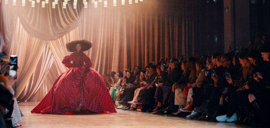 Desfile en la semana de la moda de Nueva York De París a Nueva York y de Nigeria a Bogotá: la moda desfila por el mundo París como sinónimo del lujo, Londres de la vanguardia, Nueva York imagen de la moda urbana y Milán reflejo del chic italiano. Las cuatro grandes pasarelas son las más consolidadas después de muchos años de recorrido, pero en los últimos años ciudades como Copenhague, Bogotá o Síd-ney han puesto en marcha eventos que prometen convertirse en el impulsor de las nuevas pro-mesas del diseño en el mundo. Las pasarelas empezaron al inicio del siglo XX como un ejercicio formal, con el objetivo de mos-trar a los clientes selectos de una marca las últimas novedades para que, posteriormente, ellos hicieran un pedido de los modelos deseados. A partir de los cincuenta, las pasarelas comenzaron a convertirse en una estrategia de márketing, y en los noventa tuvieron su boom y se convirtie-ron en mainstream con la llegada de las supermodelos. En la actualidad, las pasarelas viven un momento de transición y una crisis de identidad. Según Pedro Mansilla, experto en el sector, “el modelo está agotado”. “Las pasarelas son muy caras (la organización de un desfile puede costar entre 50.000 euros y cinco millones de euros) y con las redes sociales ha perdido el eje”, explica el experto. Según Mansilla, los desfiles sólo tienen sen-tido para aquellas marcas que ya están consolidadas, como Chanel, o para las emergentes que quieren conseguir atención mediática. Con todo, los pesos pesados del sector continúan subiéndose a las pasarelas para presentar sus colecciones de cada temporada. Desde París a Nueva York y de Nigeria a Bogotá, cada pasarela tiene sus rasgos identificativos que también definen a las marcas que desfilan en ellas. ¿Cuáles son hoy los valores más consolidados y los nombres emergentes del atlas global de los desfiles de moda? FOTO París, el guardián del lujo La semana de la moda de París continúa teniendo su papel predominante y de referencia. Es la más importante, la que marca el calendario internacional y la que genera un mayor impacto eco-nómico, de alrededor 1.200 millones de euros anuales, según la organización Fédèration de la Haute Couture et de la Mode, impulsora del evento. Por la pasarela de la capital francesa desfilan las marcas de mayor renombre, como Chanel, Dior, Givenchy, Valentino o Maison Margiela. Para formar parte del calendario oficial de la semana de la moda de París, que tiene lugar dos veces al año, es necesario el cumplimiento de una serie de rigurosas normas. Cada empresa que quiera desfilar debe organizar showrooms privados en París, poseer un taller con al menos quince trabajadores y presentar una colección compuesta por al menos 35 outfits. Sin embargo, la Fédèration de la Haute Couture et de la Mode invita en cada edición a nuevas compañías a participar en la semana de la moda de París, aunque no cumplen con todos los re-quisitos. En los últimos años se han subido a la pasarela de la capital francesa compañías españo-las como Oteyza, Yolancris o Palomo Spain. Foto Londres, sinónimo de vanguardia Organizada por el British Fashion Council, la semana de la moda de Londres es otra de las más importantes del calendario internacional. Su rasgo definitorio es el de la vanguardia ya que es el evento que más novedades acoge de todos los que se celebran en el mundo. Nombres como Burberry, Christopher Kane, JW Anderson, Mulberry, Tommy Hilfiguer, Victoria Beckham o Viviene Westwood son algunos de los más reconocidos entre los 150 que desfilan durante la jornada y que generan un impacto de 269 millones de euros, según la organización. “Está empezando a coger más peso”, explica Pepa Bueno, directora ejecutiva de la Asociación de Creadores de Moda de España. Recientemente, la pasarela ha dado un paso más allá en inno-vación anunciando la creación de un programa de eventos paralelos a los desfiles con el objetivo de abrir la pasarela al público final. Foto Milán, abanderada del ‘made in Italy’ El lujo italiano como símbolo de diferenciación. La Canera Bazionale della Moda Italiana ha conse-guido hacer de la semana de la moda de Milán un referente y le ha encontrado un hueco propio en el calendario internacional. El evento genera un impacto económico de casi doscientos millo-nes de euros en cada edición, según la organización. Con Gucci, Versace, Dolce&Gabbana, Salvatore Ferragamo, Giorgio Armani, Prada o Dsquared2 al frente, la semana de la moda de Milán se ha convertido en símbolo del lujo italiano, más opu-lento que el francés. En los últimos años, con el boom de diseñadores que conquistan a las masas como Alessandro Michele o Jeremy Scott, la semana de la moda de Milán ha conseguido mantener su liderazgo como una de las más importantes del calendario internacional con la participación de más de 250 empresas. Foto Nueva York, imagen de la moda urbana “Menos fantasía y creatividad y más conexión con el prêt-á-porter”, según Bueno, estos son los rasgos identitarios de la semana de la moda de Nueva York, impulsada por el Council of Fashion Designers of America (Cfda). Según la organización, el impacto económico de este evento se estima en 887 millones de dólares. Sin embargo, aunque la pasarela de la Gran Manzana es sinónimo de modernidad y todo lo que tiene que ver con lo cool, en los últimos años ha perdido peso. “Se encuentra en un momento difícil”, señala Bueno. Actualmente, el evento está centrado en reactivar el atractivo que en su día instauraron Calvin Klein, Marc Jacobs o Rodarte. Pesos pesados como Tommy Hilfiguer, Thom Browne, Proenza Schouler o Rodarte se han bajado en los últimos años de la pasarela de Nueva York. El último en exiliarse ha sido Tom Ford (presi-dente de la Cfda) que ha decidido desfilar en Los Ángeles, pasarela que cada vez gana más peso y se aprovecha de la convocatoria de las celebrities a la gala de los Oscars para atraer al público de élite. Más allá de las big four de las pasarelas internacionales, en los últimos años han ganado peso eventos emergentes que combinan nuevos formatos y apuestan por tendencias como la soste-nibilidad o abrir sus puertas al consumidor final, además de ser el escaparate de los diseñadores del futuro. FOTO Copenhague, el auge de lo ‘eco’ “Es interesante cómo ha conseguido aunar toda la moda escandinava”, señala Pepa Bueno sobre la semana de la moda de Copenhague. La capital de Dinamarca ha consolidado el evento como una apuesta más vanguardista centrada en la sostenibilidad. De hecho, según la experta, al contrario que otros eventos, los desfiles de la semana de la mo-da de Copenhague sirven de acompañamiento a la jornada principal, que es el Copenhagen Fashion Summit, un evento que reúne a los principales operadores y voces del sector para deba-tir sobre el papel de la industria de la moda ante el cambio climático. Ganni, By Malene Birger y Baum und Pferdgarten son algunas de las compañías que participan durante el evento, que está impulsado por el Ministerio de Industria Negocios y Asuntos Finan-cieros de Dinamarca. FOTO Nigeria, la cuna del diseño emergente La semana de la moda de Lagos, puesta en marcha en 2011 por Omoyemi Akerele, es uno de los eventos que más se ha consolidado en el panorama internacional de pasarelas y el máximo ex-ponente de la moda africana. El objetivo de la semana de la moda de Lagos, además de la presentación de las colecciones de los diseñadores más importantes de la región, es dar impulso y fortalecer la industria africana de la moda. Más allá de los desfiles, el evento también cuenta con dos plataformas para fortalecer la indus-tria: Fashion Business Series y Fashion Focus, que ofrece clases magistrales y brinda apoyo a las marcas emergentes del sector en la región. FOTO Tbilisi, centro de la moda caucásica La capital de Georgia también se ha convertido en una de las principales pasarelas de moda emergente. Impulsada por Mercedes Benz en 2009, la pasarela ganó notoriedad al ser el hogar de Demna Gvsalia, fundador de Vetements y actual director creativo de Balenciaga. Durante la jornada, que se celebra dos veces al año, participan más de setenta diseñadores de la región. El ‘momentum’ de Bogotá “Creo que Colombia se está convirtiendo en un punto focal en la región gracias al reconocimiento universal, ahora los compradores internacionales quieren venir a las pasarelas del país a ver que está pasando en la industria”, señala Diana Hochman, del equipo de Bogotá Fashion Week. Con la Cámara de Comercio de Bogotá al frente, la semana de la moda de la capital colombiana también cuenta con talleres educativos y un programa de acompañamiento para los diseñado-res emergentes de la región. En la pasarela desfilan alrededor de 135 marcas. FOTO Shanghái y Sídney, las joyas del Pacífico Asia también alberga a varias pasarelas internacionales que han ganado peso en los últimos años. Es el caso de la semana de la moda de Shanghái, Mode Shanghai Apparel Exhibition, impulsada desde 2013 por el Ministerio de Comercio de China. La jornada, además, se celebra de la mano de varias ferias internacionales y tiene como objeti-vo promover la mejora de la cadena de valor de la industria de la moda, a la vez que satisface las necesidades individuales del mercado minorista de moda nacional. En el evento participan dise-ñadores como Zhang N, Moti Bai, CJ Yao, Momo Wang o Nicole Zhang. Nacida en 1996 de la mano del ex reportero Simon Lock, la semana de la moda de Sídney se ha convertido en una de las más importantes del Pacífico, donde desfilan compañías como Lisa Ho, Alex Perry, Zimmermann, Toni Maticevski, Collette Dinnigan, Leona Edmiston , J'Aton Couture, Ericaamerica, Easton Pearson y Gwendolynne. Impulsada por el gigante International Management Group (IMG) y patrocinada por Mercedes Benz, el evento da especio a los diseñadores emergentes de la región. En su última edición, la pasarela decidió seguir los pasos de la semana de la moda de Londres y abrió sus puertas al públi-co final. En concreto, durante los cinco días de la jornada, la semana de la moda de Sídney reservó el 25% de los asientos a consumidores. Además, la entrada, cuyo precio ascendía a 119 dólares, también daba acceso al público final a seminarios y otros eventos especiales durante la jornada. FOTO Madrid, en busca de un discurso “Madrid necesita un discurso propio para ser reconocida”, explica Pepa Bueno. La Mercedes Benz Fashion Week Madrid, impulsada por Ifema, es uno de los eventos más reconocidos del sector de la moda en España. Actualmente, el evento se encuentra en la búsqueda de su propio espacio en el calendario, ya que, según Nuria de Miguel, al frente del evento “la pasarela de Madrid tiene vocación interna-cional”. En su última convocatoria participaron 37 diseñadores españoles como Ana Locking, Devo-ta&Lomba, The 2nd Skin Co, Agatha Ruiz de la Prada, Pedro del Hierro, Custo Barcelona, Angel Schelesser, Brain&Beast, Devota&Lomba, Andres Sardá o Juan Vidal, entre otros. La próxima edición de la pasarela tendrá lugar entre el 2 y el 7 de septiembre. Participar en la Mercedes Benz Fashion Week Madrid supone un coste de entre 6.000 y 15.000 euros para las compañías del sector, dependiendo si organizan sus desfiles en el recinto de Ifema o en otras ubicaciones como el Palacio de Cristal. El impacto económico de la jornada es de alre-dedor de veinte millones de euros, según la dirección de la pasarela