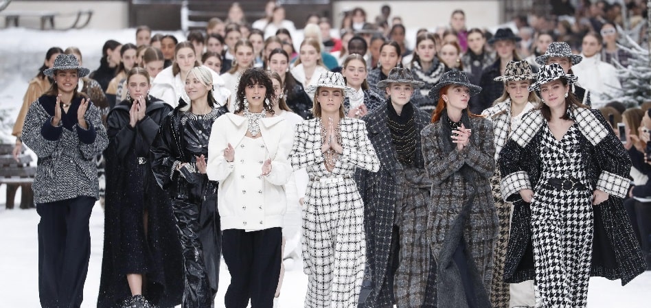 Desfile de Chanel De París a Nueva York y de Nigeria a Bogotá: la moda desfila por el mundo París como sinónimo del lujo, Londres de la vanguardia, Nueva York imagen de la moda urbana y Milán reflejo del chic italiano. Las cuatro grandes pasarelas son las más consolidadas después de muchos años de recorrido, pero en los últimos años ciudades como Copenhague, Bogotá o Síd-ney han puesto en marcha eventos que prometen convertirse en el impulsor de las nuevas pro-mesas del diseño en el mundo. Las pasarelas empezaron al inicio del siglo XX como un ejercicio formal, con el objetivo de mos-trar a los clientes selectos de una marca las últimas novedades para que, posteriormente, ellos hicieran un pedido de los modelos deseados. A partir de los cincuenta, las pasarelas comenzaron a convertirse en una estrategia de márketing, y en los noventa tuvieron su boom y se convirtie-ron en mainstream con la llegada de las supermodelos. En la actualidad, las pasarelas viven un momento de transición y una crisis de identidad. Según Pedro Mansilla, experto en el sector, “el modelo está agotado”. “Las pasarelas son muy caras (la organización de un desfile puede costar entre 50.000 euros y cinco millones de euros) y con las redes sociales ha perdido el eje”, explica el experto. Según Mansilla, los desfiles sólo tienen sen-tido para aquellas marcas que ya están consolidadas, como Chanel, o para las emergentes que quieren conseguir atención mediática. Con todo, los pesos pesados del sector continúan subiéndose a las pasarelas para presentar sus colecciones de cada temporada. Desde París a Nueva York y de Nigeria a Bogotá, cada pasarela tiene sus rasgos identificativos que también definen a las marcas que desfilan en ellas. ¿Cuáles son hoy los valores más consolidados y los nombres emergentes del atlas global de los desfiles de moda? FOTO París, el guardián del lujo La semana de la moda de París continúa teniendo su papel predominante y de referencia. Es la más importante, la que marca el calendario internacional y la que genera un mayor impacto eco-nómico, de alrededor 1.200 millones de euros anuales, según la organización Fédèration de la Haute Couture et de la Mode, impulsora del evento. Por la pasarela de la capital francesa desfilan las marcas de mayor renombre, como Chanel, Dior, Givenchy, Valentino o Maison Margiela. Para formar parte del calendario oficial de la semana de la moda de París, que tiene lugar dos veces al año, es necesario el cumplimiento de una serie de rigurosas normas. Cada empresa que quiera desfilar debe organizar showrooms privados en París, poseer un taller con al menos quince trabajadores y presentar una colección compuesta por al menos 35 outfits. Sin embargo, la Fédèration de la Haute Couture et de la Mode invita en cada edición a nuevas compañías a participar en la semana de la moda de París, aunque no cumplen con todos los re-quisitos. En los últimos años se han subido a la pasarela de la capital francesa compañías españo-las como Oteyza, Yolancris o Palomo Spain. Foto Londres, sinónimo de vanguardia Organizada por el British Fashion Council, la semana de la moda de Londres es otra de las más importantes del calendario internacional. Su rasgo definitorio es el de la vanguardia ya que es el evento que más novedades acoge de todos los que se celebran en el mundo. Nombres como Burberry, Christopher Kane, JW Anderson, Mulberry, Tommy Hilfiguer, Victoria Beckham o Viviene Westwood son algunos de los más reconocidos entre los 150 que desfilan durante la jornada y que generan un impacto de 269 millones de euros, según la organización. “Está empezando a coger más peso”, explica Pepa Bueno, directora ejecutiva de la Asociación de Creadores de Moda de España. Recientemente, la pasarela ha dado un paso más allá en inno-vación anunciando la creación de un programa de eventos paralelos a los desfiles con el objetivo de abrir la pasarela al público final. Foto Milán, abanderada del ‘made in Italy’ El lujo italiano como símbolo de diferenciación. La Canera Bazionale della Moda Italiana ha conse-guido hacer de la semana de la moda de Milán un referente y le ha encontrado un hueco propio en el calendario internacional. El evento genera un impacto económico de casi doscientos millo-nes de euros en cada edición, según la organización. Con Gucci, Versace, Dolce&Gabbana, Salvatore Ferragamo, Giorgio Armani, Prada o Dsquared2 al frente, la semana de la moda de Milán se ha convertido en símbolo del lujo italiano, más opu-lento que el francés. En los últimos años, con el boom de diseñadores que conquistan a las masas como Alessandro Michele o Jeremy Scott, la semana de la moda de Milán ha conseguido mantener su liderazgo como una de las más importantes del calendario internacional con la participación de más de 250 empresas. Foto Nueva York, imagen de la moda urbana “Menos fantasía y creatividad y más conexión con el prêt-á-porter”, según Bueno, estos son los rasgos identitarios de la semana de la moda de Nueva York, impulsada por el Council of Fashion Designers of America (Cfda). Según la organización, el impacto económico de este evento se estima en 887 millones de dólares. Sin embargo, aunque la pasarela de la Gran Manzana es sinónimo de modernidad y todo lo que tiene que ver con lo cool, en los últimos años ha perdido peso. “Se encuentra en un momento difícil”, señala Bueno. Actualmente, el evento está centrado en reactivar el atractivo que en su día instauraron Calvin Klein, Marc Jacobs o Rodarte. Pesos pesados como Tommy Hilfiguer, Thom Browne, Proenza Schouler o Rodarte se han bajado en los últimos años de la pasarela de Nueva York. El último en exiliarse ha sido Tom Ford (presi-dente de la Cfda) que ha decidido desfilar en Los Ángeles, pasarela que cada vez gana más peso y se aprovecha de la convocatoria de las celebrities a la gala de los Oscars para atraer al público de élite. Más allá de las big four de las pasarelas internacionales, en los últimos años han ganado peso eventos emergentes que combinan nuevos formatos y apuestan por tendencias como la soste-nibilidad o abrir sus puertas al consumidor final, además de ser el escaparate de los diseñadores del futuro. FOTO Copenhague, el auge de lo ‘eco’ “Es interesante cómo ha conseguido aunar toda la moda escandinava”, señala Pepa Bueno sobre la semana de la moda de Copenhague. La capital de Dinamarca ha consolidado el evento como una apuesta más vanguardista centrada en la sostenibilidad. De hecho, según la experta, al contrario que otros eventos, los desfiles de la semana de la mo-da de Copenhague sirven de acompañamiento a la jornada principal, que es el Copenhagen Fashion Summit, un evento que reúne a los principales operadores y voces del sector para deba-tir sobre el papel de la industria de la moda ante el cambio climático. Ganni, By Malene Birger y Baum und Pferdgarten son algunas de las compañías que participan durante el evento, que está impulsado por el Ministerio de Industria Negocios y Asuntos Finan-cieros de Dinamarca. FOTO Nigeria, la cuna del diseño emergente La semana de la moda de Lagos, puesta en marcha en 2011 por Omoyemi Akerele, es uno de los eventos que más se ha consolidado en el panorama internacional de pasarelas y el máximo ex-ponente de la moda africana. El objetivo de la semana de la moda de Lagos, además de la presentación de las colecciones de los diseñadores más importantes de la región, es dar impulso y fortalecer la industria africana de la moda. Más allá de los desfiles, el evento también cuenta con dos plataformas para fortalecer la indus-tria: Fashion Business Series y Fashion Focus, que ofrece clases magistrales y brinda apoyo a las marcas emergentes del sector en la región. FOTO Tbilisi, centro de la moda caucásica La capital de Georgia también se ha convertido en una de las principales pasarelas de moda emergente. Impulsada por Mercedes Benz en 2009, la pasarela ganó notoriedad al ser el hogar de Demna Gvsalia, fundador de Vetements y actual director creativo de Balenciaga. Durante la jornada, que se celebra dos veces al año, participan más de setenta diseñadores de la región. El ‘momentum’ de Bogotá “Creo que Colombia se está convirtiendo en un punto focal en la región gracias al reconocimiento universal, ahora los compradores internacionales quieren venir a las pasarelas del país a ver que está pasando en la industria”, señala Diana Hochman, del equipo de Bogotá Fashion Week. Con la Cámara de Comercio de Bogotá al frente, la semana de la moda de la capital colombiana también cuenta con talleres educativos y un programa de acompañamiento para los diseñado-res emergentes de la región. En la pasarela desfilan alrededor de 135 marcas. FOTO Shanghái y Sídney, las joyas del Pacífico Asia también alberga a varias pasarelas internacionales que han ganado peso en los últimos años. Es el caso de la semana de la moda de Shanghái, Mode Shanghai Apparel Exhibition, impulsada desde 2013 por el Ministerio de Comercio de China. La jornada, además, se celebra de la mano de varias ferias internacionales y tiene como objeti-vo promover la mejora de la cadena de valor de la industria de la moda, a la vez que satisface las necesidades individuales del mercado minorista de moda nacional. En el evento participan dise-ñadores como Zhang N, Moti Bai, CJ Yao, Momo Wang o Nicole Zhang. Nacida en 1996 de la mano del ex reportero Simon Lock, la semana de la moda de Sídney se ha convertido en una de las más importantes del Pacífico, donde desfilan compañías como Lisa Ho, Alex Perry, Zimmermann, Toni Maticevski, Collette Dinnigan, Leona Edmiston , J'Aton Couture, Ericaamerica, Easton Pearson y Gwendolynne. Impulsada por el gigante International Management Group (IMG) y patrocinada por Mercedes Benz, el evento da especio a los diseñadores emergentes de la región. En su última edición, la pasarela decidió seguir los pasos de la semana de la moda de Londres y abrió sus puertas al públi-co final. En concreto, durante los cinco días de la jornada, la semana de la moda de Sídney reservó el 25% de los asientos a consumidores. Además, la entrada, cuyo precio ascendía a 119 dólares, también daba acceso al público final a seminarios y otros eventos especiales durante la jornada. FOTO Madrid, en busca de un discurso “Madrid necesita un discurso propio para ser reconocida”, explica Pepa Bueno. La Mercedes Benz Fashion Week Madrid, impulsada por Ifema, es uno de los eventos más reconocidos del sector de la moda en España. Actualmente, el evento se encuentra en la búsqueda de su propio espacio en el calendario, ya que, según Nuria de Miguel, al frente del evento “la pasarela de Madrid tiene vocación interna-cional”. En su última convocatoria participaron 37 diseñadores españoles como Ana Locking, Devo-ta&Lomba, The 2nd Skin Co, Agatha Ruiz de la Prada, Pedro del Hierro, Custo Barcelona, Angel Schelesser, Brain&Beast, Devota&Lomba, Andres Sardá o Juan Vidal, entre otros. La próxima edición de la pasarela tendrá lugar entre el 2 y el 7 de septiembre. Participar en la Mercedes Benz Fashion Week Madrid supone un coste de entre 6.000 y 15.000 euros para las compañías del sector, dependiendo si organizan sus desfiles en el recinto de Ifema o en otras ubicaciones como el Palacio de Cristal. El impacto económico de la jornada es de alre-dedor de veinte millones de euros, según la dirección de la pasarela