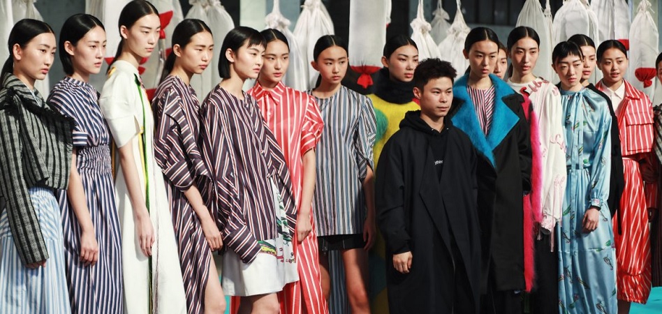 Desfile en la semana de la moda de Shanghái De París a Nueva York y de Nigeria a Bogotá: la moda desfila por el mundo París como sinónimo del lujo, Londres de la vanguardia, Nueva York imagen de la moda urbana y Milán reflejo del chic italiano. Las cuatro grandes pasarelas son las más consolidadas después de muchos años de recorrido, pero en los últimos años ciudades como Copenhague, Bogotá o Síd-ney han puesto en marcha eventos que prometen convertirse en el impulsor de las nuevas pro-mesas del diseño en el mundo. Las pasarelas empezaron al inicio del siglo XX como un ejercicio formal, con el objetivo de mos-trar a los clientes selectos de una marca las últimas novedades para que, posteriormente, ellos hicieran un pedido de los modelos deseados. A partir de los cincuenta, las pasarelas comenzaron a convertirse en una estrategia de márketing, y en los noventa tuvieron su boom y se convirtie-ron en mainstream con la llegada de las supermodelos. En la actualidad, las pasarelas viven un momento de transición y una crisis de identidad. Según Pedro Mansilla, experto en el sector, “el modelo está agotado”. “Las pasarelas son muy caras (la organización de un desfile puede costar entre 50.000 euros y cinco millones de euros) y con las redes sociales ha perdido el eje”, explica el experto. Según Mansilla, los desfiles sólo tienen sen-tido para aquellas marcas que ya están consolidadas, como Chanel, o para las emergentes que quieren conseguir atención mediática. Con todo, los pesos pesados del sector continúan subiéndose a las pasarelas para presentar sus colecciones de cada temporada. Desde París a Nueva York y de Nigeria a Bogotá, cada pasarela tiene sus rasgos identificativos que también definen a las marcas que desfilan en ellas. ¿Cuáles son hoy los valores más consolidados y los nombres emergentes del atlas global de los desfiles de moda? FOTO París, el guardián del lujo La semana de la moda de París continúa teniendo su papel predominante y de referencia. Es la más importante, la que marca el calendario internacional y la que genera un mayor impacto eco-nómico, de alrededor 1.200 millones de euros anuales, según la organización Fédèration de la Haute Couture et de la Mode, impulsora del evento. Por la pasarela de la capital francesa desfilan las marcas de mayor renombre, como Chanel, Dior, Givenchy, Valentino o Maison Margiela. Para formar parte del calendario oficial de la semana de la moda de París, que tiene lugar dos veces al año, es necesario el cumplimiento de una serie de rigurosas normas. Cada empresa que quiera desfilar debe organizar showrooms privados en París, poseer un taller con al menos quince trabajadores y presentar una colección compuesta por al menos 35 outfits. Sin embargo, la Fédèration de la Haute Couture et de la Mode invita en cada edición a nuevas compañías a participar en la semana de la moda de París, aunque no cumplen con todos los re-quisitos. En los últimos años se han subido a la pasarela de la capital francesa compañías españo-las como Oteyza, Yolancris o Palomo Spain. Foto Londres, sinónimo de vanguardia Organizada por el British Fashion Council, la semana de la moda de Londres es otra de las más importantes del calendario internacional. Su rasgo definitorio es el de la vanguardia ya que es el evento que más novedades acoge de todos los que se celebran en el mundo. Nombres como Burberry, Christopher Kane, JW Anderson, Mulberry, Tommy Hilfiguer, Victoria Beckham o Viviene Westwood son algunos de los más reconocidos entre los 150 que desfilan durante la jornada y que generan un impacto de 269 millones de euros, según la organización. “Está empezando a coger más peso”, explica Pepa Bueno, directora ejecutiva de la Asociación de Creadores de Moda de España. Recientemente, la pasarela ha dado un paso más allá en inno-vación anunciando la creación de un programa de eventos paralelos a los desfiles con el objetivo de abrir la pasarela al público final. Foto Milán, abanderada del ‘made in Italy’ El lujo italiano como símbolo de diferenciación. La Canera Bazionale della Moda Italiana ha conse-guido hacer de la semana de la moda de Milán un referente y le ha encontrado un hueco propio en el calendario internacional. El evento genera un impacto económico de casi doscientos millo-nes de euros en cada edición, según la organización. Con Gucci, Versace, Dolce&Gabbana, Salvatore Ferragamo, Giorgio Armani, Prada o Dsquared2 al frente, la semana de la moda de Milán se ha convertido en símbolo del lujo italiano, más opu-lento que el francés. En los últimos años, con el boom de diseñadores que conquistan a las masas como Alessandro Michele o Jeremy Scott, la semana de la moda de Milán ha conseguido mantener su liderazgo como una de las más importantes del calendario internacional con la participación de más de 250 empresas. Foto Nueva York, imagen de la moda urbana “Menos fantasía y creatividad y más conexión con el prêt-á-porter”, según Bueno, estos son los rasgos identitarios de la semana de la moda de Nueva York, impulsada por el Council of Fashion Designers of America (Cfda). Según la organización, el impacto económico de este evento se estima en 887 millones de dólares. Sin embargo, aunque la pasarela de la Gran Manzana es sinónimo de modernidad y todo lo que tiene que ver con lo cool, en los últimos años ha perdido peso. “Se encuentra en un momento difícil”, señala Bueno. Actualmente, el evento está centrado en reactivar el atractivo que en su día instauraron Calvin Klein, Marc Jacobs o Rodarte. Pesos pesados como Tommy Hilfiguer, Thom Browne, Proenza Schouler o Rodarte se han bajado en los últimos años de la pasarela de Nueva York. El último en exiliarse ha sido Tom Ford (presi-dente de la Cfda) que ha decidido desfilar en Los Ángeles, pasarela que cada vez gana más peso y se aprovecha de la convocatoria de las celebrities a la gala de los Oscars para atraer al público de élite. Más allá de las big four de las pasarelas internacionales, en los últimos años han ganado peso eventos emergentes que combinan nuevos formatos y apuestan por tendencias como la soste-nibilidad o abrir sus puertas al consumidor final, además de ser el escaparate de los diseñadores del futuro. FOTO Copenhague, el auge de lo ‘eco’ “Es interesante cómo ha conseguido aunar toda la moda escandinava”, señala Pepa Bueno sobre la semana de la moda de Copenhague. La capital de Dinamarca ha consolidado el evento como una apuesta más vanguardista centrada en la sostenibilidad. De hecho, según la experta, al contrario que otros eventos, los desfiles de la semana de la mo-da de Copenhague sirven de acompañamiento a la jornada principal, que es el Copenhagen Fashion Summit, un evento que reúne a los principales operadores y voces del sector para deba-tir sobre el papel de la industria de la moda ante el cambio climático. Ganni, By Malene Birger y Baum und Pferdgarten son algunas de las compañías que participan durante el evento, que está impulsado por el Ministerio de Industria Negocios y Asuntos Finan-cieros de Dinamarca. FOTO Nigeria, la cuna del diseño emergente La semana de la moda de Lagos, puesta en marcha en 2011 por Omoyemi Akerele, es uno de los eventos que más se ha consolidado en el panorama internacional de pasarelas y el máximo ex-ponente de la moda africana. El objetivo de la semana de la moda de Lagos, además de la presentación de las colecciones de los diseñadores más importantes de la región, es dar impulso y fortalecer la industria africana de la moda. Más allá de los desfiles, el evento también cuenta con dos plataformas para fortalecer la indus-tria: Fashion Business Series y Fashion Focus, que ofrece clases magistrales y brinda apoyo a las marcas emergentes del sector en la región. FOTO Tbilisi, centro de la moda caucásica La capital de Georgia también se ha convertido en una de las principales pasarelas de moda emergente. Impulsada por Mercedes Benz en 2009, la pasarela ganó notoriedad al ser el hogar de Demna Gvsalia, fundador de Vetements y actual director creativo de Balenciaga. Durante la jornada, que se celebra dos veces al año, participan más de setenta diseñadores de la región. El ‘momentum’ de Bogotá “Creo que Colombia se está convirtiendo en un punto focal en la región gracias al reconocimiento universal, ahora los compradores internacionales quieren venir a las pasarelas del país a ver que está pasando en la industria”, señala Diana Hochman, del equipo de Bogotá Fashion Week. Con la Cámara de Comercio de Bogotá al frente, la semana de la moda de la capital colombiana también cuenta con talleres educativos y un programa de acompañamiento para los diseñado-res emergentes de la región. En la pasarela desfilan alrededor de 135 marcas. FOTO Shanghái y Sídney, las joyas del Pacífico Asia también alberga a varias pasarelas internacionales que han ganado peso en los últimos años. Es el caso de la semana de la moda de Shanghái, Mode Shanghai Apparel Exhibition, impulsada desde 2013 por el Ministerio de Comercio de China. La jornada, además, se celebra de la mano de varias ferias internacionales y tiene como objeti-vo promover la mejora de la cadena de valor de la industria de la moda, a la vez que satisface las necesidades individuales del mercado minorista de moda nacional. En el evento participan dise-ñadores como Zhang N, Moti Bai, CJ Yao, Momo Wang o Nicole Zhang. Nacida en 1996 de la mano del ex reportero Simon Lock, la semana de la moda de Sídney se ha convertido en una de las más importantes del Pacífico, donde desfilan compañías como Lisa Ho, Alex Perry, Zimmermann, Toni Maticevski, Collette Dinnigan, Leona Edmiston , J'Aton Couture, Ericaamerica, Easton Pearson y Gwendolynne. Impulsada por el gigante International Management Group (IMG) y patrocinada por Mercedes Benz, el evento da especio a los diseñadores emergentes de la región. En su última edición, la pasarela decidió seguir los pasos de la semana de la moda de Londres y abrió sus puertas al públi-co final. En concreto, durante los cinco días de la jornada, la semana de la moda de Sídney reservó el 25% de los asientos a consumidores. Además, la entrada, cuyo precio ascendía a 119 dólares, también daba acceso al público final a seminarios y otros eventos especiales durante la jornada. FOTO Madrid, en busca de un discurso “Madrid necesita un discurso propio para ser reconocida”, explica Pepa Bueno. La Mercedes Benz Fashion Week Madrid, impulsada por Ifema, es uno de los eventos más reconocidos del sector de la moda en España. Actualmente, el evento se encuentra en la búsqueda de su propio espacio en el calendario, ya que, según Nuria de Miguel, al frente del evento “la pasarela de Madrid tiene vocación interna-cional”. En su última convocatoria participaron 37 diseñadores españoles como Ana Locking, Devo-ta&Lomba, The 2nd Skin Co, Agatha Ruiz de la Prada, Pedro del Hierro, Custo Barcelona, Angel Schelesser, Brain&Beast, Devota&Lomba, Andres Sardá o Juan Vidal, entre otros. La próxima edición de la pasarela tendrá lugar entre el 2 y el 7 de septiembre. Participar en la Mercedes Benz Fashion Week Madrid supone un coste de entre 6.000 y 15.000 euros para las compañías del sector, dependiendo si organizan sus desfiles en el recinto de Ifema o en otras ubicaciones como el Palacio de Cristal. El impacto económico de la jornada es de alre-dedor de veinte millones de euros, según la dirección de la pasarela