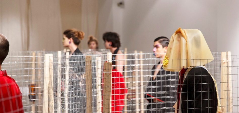 Desfile en la semana de la moda de Tblisi De París a Nueva York y de Nigeria a Bogotá: la moda desfila por el mundo París como sinónimo del lujo, Londres de la vanguardia, Nueva York imagen de la moda urbana y Milán reflejo del chic italiano. Las cuatro grandes pasarelas son las más consolidadas después de muchos años de recorrido, pero en los últimos años ciudades como Copenhague, Bogotá o Síd-ney han puesto en marcha eventos que prometen convertirse en el impulsor de las nuevas pro-mesas del diseño en el mundo. Las pasarelas empezaron al inicio del siglo XX como un ejercicio formal, con el objetivo de mos-trar a los clientes selectos de una marca las últimas novedades para que, posteriormente, ellos hicieran un pedido de los modelos deseados. A partir de los cincuenta, las pasarelas comenzaron a convertirse en una estrategia de márketing, y en los noventa tuvieron su boom y se convirtie-ron en mainstream con la llegada de las supermodelos. En la actualidad, las pasarelas viven un momento de transición y una crisis de identidad. Según Pedro Mansilla, experto en el sector, “el modelo está agotado”. “Las pasarelas son muy caras (la organización de un desfile puede costar entre 50.000 euros y cinco millones de euros) y con las redes sociales ha perdido el eje”, explica el experto. Según Mansilla, los desfiles sólo tienen sen-tido para aquellas marcas que ya están consolidadas, como Chanel, o para las emergentes que quieren conseguir atención mediática. Con todo, los pesos pesados del sector continúan subiéndose a las pasarelas para presentar sus colecciones de cada temporada. Desde París a Nueva York y de Nigeria a Bogotá, cada pasarela tiene sus rasgos identificativos que también definen a las marcas que desfilan en ellas. ¿Cuáles son hoy los valores más consolidados y los nombres emergentes del atlas global de los desfiles de moda? FOTO París, el guardián del lujo La semana de la moda de París continúa teniendo su papel predominante y de referencia. Es la más importante, la que marca el calendario internacional y la que genera un mayor impacto eco-nómico, de alrededor 1.200 millones de euros anuales, según la organización Fédèration de la Haute Couture et de la Mode, impulsora del evento. Por la pasarela de la capital francesa desfilan las marcas de mayor renombre, como Chanel, Dior, Givenchy, Valentino o Maison Margiela. Para formar parte del calendario oficial de la semana de la moda de París, que tiene lugar dos veces al año, es necesario el cumplimiento de una serie de rigurosas normas. Cada empresa que quiera desfilar debe organizar showrooms privados en París, poseer un taller con al menos quince trabajadores y presentar una colección compuesta por al menos 35 outfits. Sin embargo, la Fédèration de la Haute Couture et de la Mode invita en cada edición a nuevas compañías a participar en la semana de la moda de París, aunque no cumplen con todos los re-quisitos. En los últimos años se han subido a la pasarela de la capital francesa compañías españo-las como Oteyza, Yolancris o Palomo Spain. Foto Londres, sinónimo de vanguardia Organizada por el British Fashion Council, la semana de la moda de Londres es otra de las más importantes del calendario internacional. Su rasgo definitorio es el de la vanguardia ya que es el evento que más novedades acoge de todos los que se celebran en el mundo. Nombres como Burberry, Christopher Kane, JW Anderson, Mulberry, Tommy Hilfiguer, Victoria Beckham o Viviene Westwood son algunos de los más reconocidos entre los 150 que desfilan durante la jornada y que generan un impacto de 269 millones de euros, según la organización. “Está empezando a coger más peso”, explica Pepa Bueno, directora ejecutiva de la Asociación de Creadores de Moda de España. Recientemente, la pasarela ha dado un paso más allá en inno-vación anunciando la creación de un programa de eventos paralelos a los desfiles con el objetivo de abrir la pasarela al público final. Foto Milán, abanderada del ‘made in Italy’ El lujo italiano como símbolo de diferenciación. La Canera Bazionale della Moda Italiana ha conse-guido hacer de la semana de la moda de Milán un referente y le ha encontrado un hueco propio en el calendario internacional. El evento genera un impacto económico de casi doscientos millo-nes de euros en cada edición, según la organización. Con Gucci, Versace, Dolce&Gabbana, Salvatore Ferragamo, Giorgio Armani, Prada o Dsquared2 al frente, la semana de la moda de Milán se ha convertido en símbolo del lujo italiano, más opu-lento que el francés. En los últimos años, con el boom de diseñadores que conquistan a las masas como Alessandro Michele o Jeremy Scott, la semana de la moda de Milán ha conseguido mantener su liderazgo como una de las más importantes del calendario internacional con la participación de más de 250 empresas. Foto Nueva York, imagen de la moda urbana “Menos fantasía y creatividad y más conexión con el prêt-á-porter”, según Bueno, estos son los rasgos identitarios de la semana de la moda de Nueva York, impulsada por el Council of Fashion Designers of America (Cfda). Según la organización, el impacto económico de este evento se estima en 887 millones de dólares. Sin embargo, aunque la pasarela de la Gran Manzana es sinónimo de modernidad y todo lo que tiene que ver con lo cool, en los últimos años ha perdido peso. “Se encuentra en un momento difícil”, señala Bueno. Actualmente, el evento está centrado en reactivar el atractivo que en su día instauraron Calvin Klein, Marc Jacobs o Rodarte. Pesos pesados como Tommy Hilfiguer, Thom Browne, Proenza Schouler o Rodarte se han bajado en los últimos años de la pasarela de Nueva York. El último en exiliarse ha sido Tom Ford (presi-dente de la Cfda) que ha decidido desfilar en Los Ángeles, pasarela que cada vez gana más peso y se aprovecha de la convocatoria de las celebrities a la gala de los Oscars para atraer al público de élite. Más allá de las big four de las pasarelas internacionales, en los últimos años han ganado peso eventos emergentes que combinan nuevos formatos y apuestan por tendencias como la soste-nibilidad o abrir sus puertas al consumidor final, además de ser el escaparate de los diseñadores del futuro. FOTO Copenhague, el auge de lo ‘eco’ “Es interesante cómo ha conseguido aunar toda la moda escandinava”, señala Pepa Bueno sobre la semana de la moda de Copenhague. La capital de Dinamarca ha consolidado el evento como una apuesta más vanguardista centrada en la sostenibilidad. De hecho, según la experta, al contrario que otros eventos, los desfiles de la semana de la mo-da de Copenhague sirven de acompañamiento a la jornada principal, que es el Copenhagen Fashion Summit, un evento que reúne a los principales operadores y voces del sector para deba-tir sobre el papel de la industria de la moda ante el cambio climático. Ganni, By Malene Birger y Baum und Pferdgarten son algunas de las compañías que participan durante el evento, que está impulsado por el Ministerio de Industria Negocios y Asuntos Finan-cieros de Dinamarca. FOTO Nigeria, la cuna del diseño emergente La semana de la moda de Lagos, puesta en marcha en 2011 por Omoyemi Akerele, es uno de los eventos que más se ha consolidado en el panorama internacional de pasarelas y el máximo ex-ponente de la moda africana. El objetivo de la semana de la moda de Lagos, además de la presentación de las colecciones de los diseñadores más importantes de la región, es dar impulso y fortalecer la industria africana de la moda. Más allá de los desfiles, el evento también cuenta con dos plataformas para fortalecer la indus-tria: Fashion Business Series y Fashion Focus, que ofrece clases magistrales y brinda apoyo a las marcas emergentes del sector en la región. FOTO Tbilisi, centro de la moda caucásica La capital de Georgia también se ha convertido en una de las principales pasarelas de moda emergente. Impulsada por Mercedes Benz en 2009, la pasarela ganó notoriedad al ser el hogar de Demna Gvsalia, fundador de Vetements y actual director creativo de Balenciaga. Durante la jornada, que se celebra dos veces al año, participan más de setenta diseñadores de la región. El ‘momentum’ de Bogotá “Creo que Colombia se está convirtiendo en un punto focal en la región gracias al reconocimiento universal, ahora los compradores internacionales quieren venir a las pasarelas del país a ver que está pasando en la industria”, señala Diana Hochman, del equipo de Bogotá Fashion Week. Con la Cámara de Comercio de Bogotá al frente, la semana de la moda de la capital colombiana también cuenta con talleres educativos y un programa de acompañamiento para los diseñado-res emergentes de la región. En la pasarela desfilan alrededor de 135 marcas. FOTO Shanghái y Sídney, las joyas del Pacífico Asia también alberga a varias pasarelas internacionales que han ganado peso en los últimos años. Es el caso de la semana de la moda de Shanghái, Mode Shanghai Apparel Exhibition, impulsada desde 2013 por el Ministerio de Comercio de China. La jornada, además, se celebra de la mano de varias ferias internacionales y tiene como objeti-vo promover la mejora de la cadena de valor de la industria de la moda, a la vez que satisface las necesidades individuales del mercado minorista de moda nacional. En el evento participan dise-ñadores como Zhang N, Moti Bai, CJ Yao, Momo Wang o Nicole Zhang. Nacida en 1996 de la mano del ex reportero Simon Lock, la semana de la moda de Sídney se ha convertido en una de las más importantes del Pacífico, donde desfilan compañías como Lisa Ho, Alex Perry, Zimmermann, Toni Maticevski, Collette Dinnigan, Leona Edmiston , J'Aton Couture, Ericaamerica, Easton Pearson y Gwendolynne. Impulsada por el gigante International Management Group (IMG) y patrocinada por Mercedes Benz, el evento da especio a los diseñadores emergentes de la región. En su última edición, la pasarela decidió seguir los pasos de la semana de la moda de Londres y abrió sus puertas al públi-co final. En concreto, durante los cinco días de la jornada, la semana de la moda de Sídney reservó el 25% de los asientos a consumidores. Además, la entrada, cuyo precio ascendía a 119 dólares, también daba acceso al público final a seminarios y otros eventos especiales durante la jornada. FOTO Madrid, en busca de un discurso “Madrid necesita un discurso propio para ser reconocida”, explica Pepa Bueno. La Mercedes Benz Fashion Week Madrid, impulsada por Ifema, es uno de los eventos más reconocidos del sector de la moda en España. Actualmente, el evento se encuentra en la búsqueda de su propio espacio en el calendario, ya que, según Nuria de Miguel, al frente del evento “la pasarela de Madrid tiene vocación interna-cional”. En su última convocatoria participaron 37 diseñadores españoles como Ana Locking, Devo-ta&Lomba, The 2nd Skin Co, Agatha Ruiz de la Prada, Pedro del Hierro, Custo Barcelona, Angel Schelesser, Brain&Beast, Devota&Lomba, Andres Sardá o Juan Vidal, entre otros. La próxima edición de la pasarela tendrá lugar entre el 2 y el 7 de septiembre. Participar en la Mercedes Benz Fashion Week Madrid supone un coste de entre 6.000 y 15.000 euros para las compañías del sector, dependiendo si organizan sus desfiles en el recinto de Ifema o en otras ubicaciones como el Palacio de Cristal. El impacto económico de la jornada es de alre-dedor de veinte millones de euros, según la dirección de la pasarela